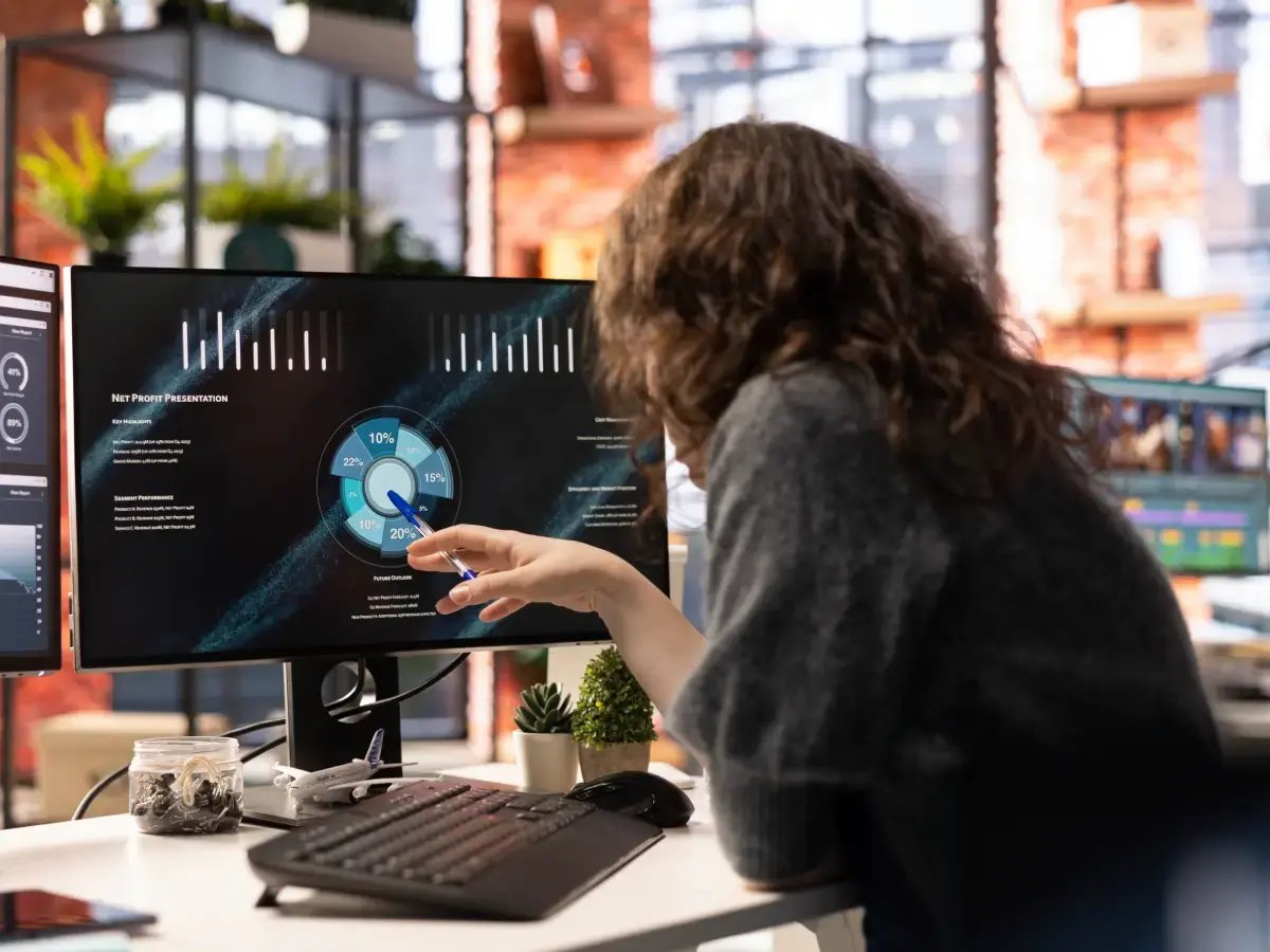 persona frente a monitor viendo información