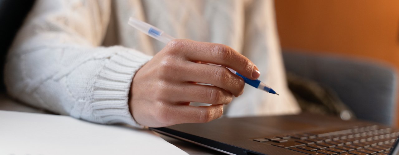 Persona tomando un examen SAP en su computadora Persona tomando un examen SAP en su computadora