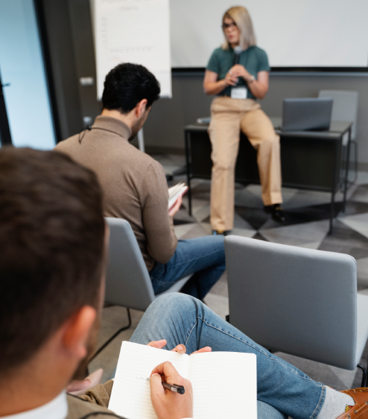 Sesión presencial de capacitación con equipo de trabajo colaborando