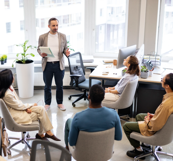 Equipo empresarial tomando capacitación en Microsoft