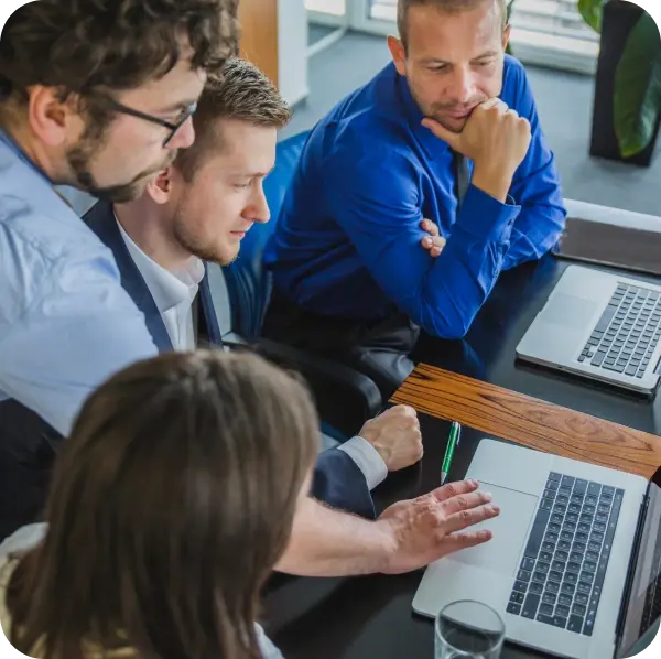 Equipo tomando capacitación en Microsoft
