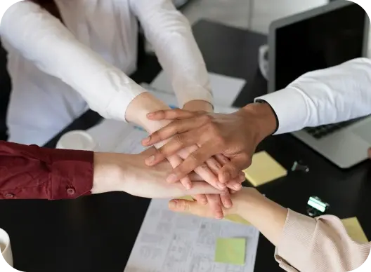 Equipo de trabajo con manos unidas