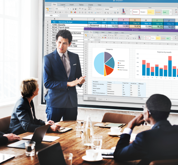 Persona dando una capacitación en Excel