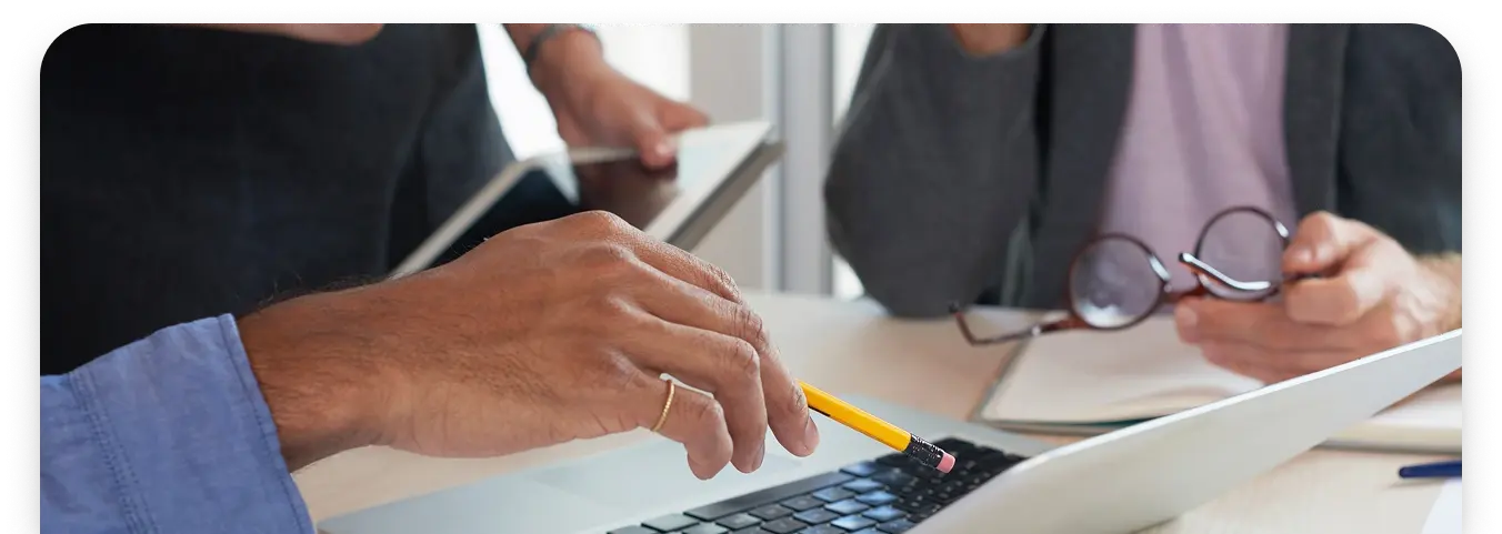 Personas trabajando en una laptop durante una sesión de capacitación Personas trabajando en una laptop durante una sesión de capacitación