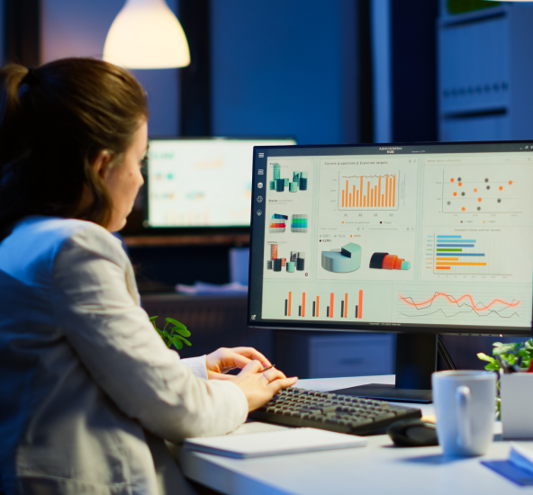 persona frente a computadora con información de power bi