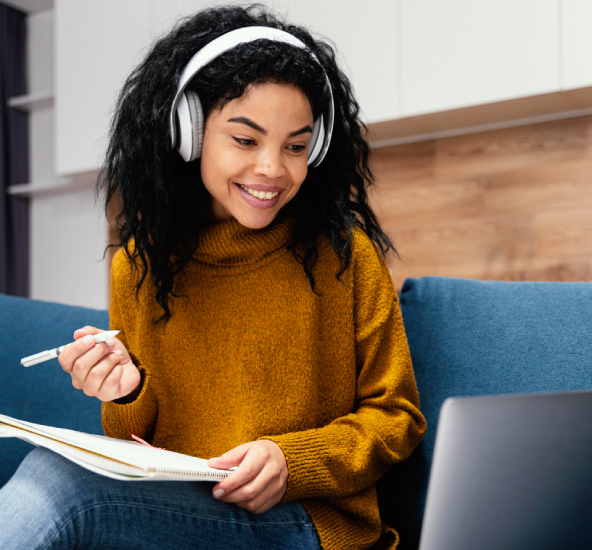 Persona tomando una clase en línea