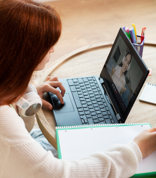 Persona en videollamada estudiando SAP