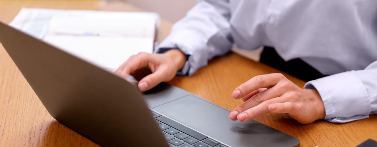 Persona accediendo a SAP learning Hub desde su computadora