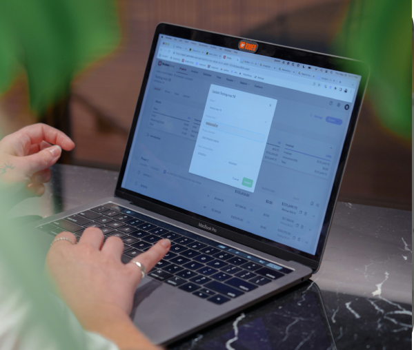 Computadora con vista de recursos SAP