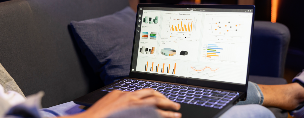 computadora con interfaz de power bi y datos