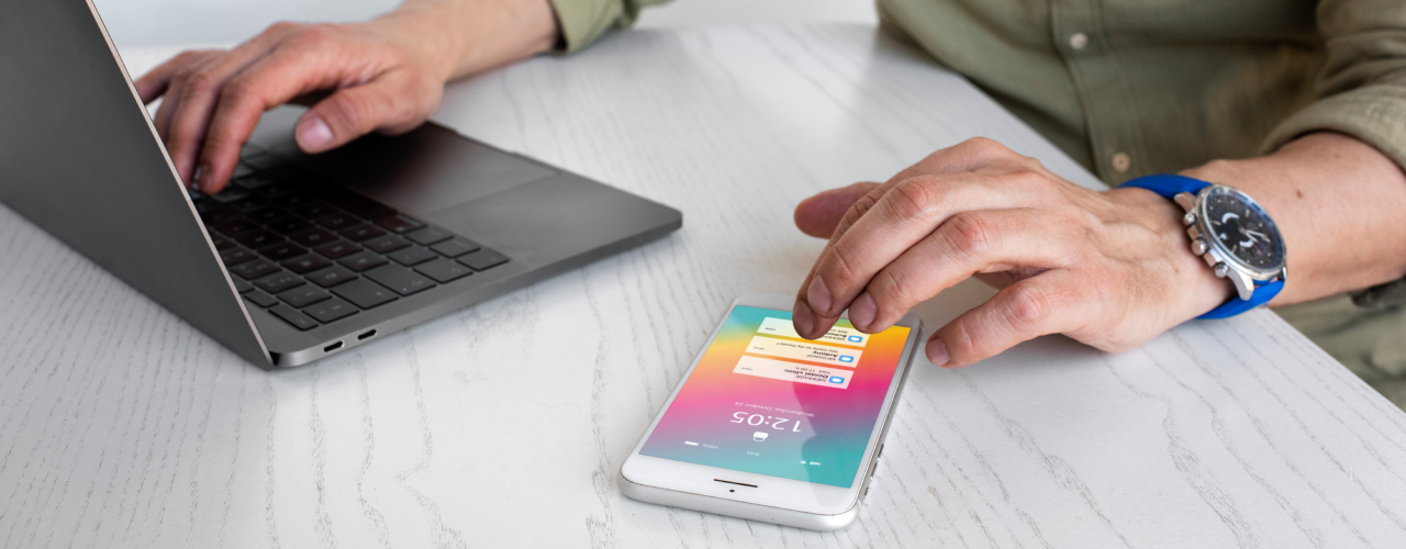 persona usando su celular